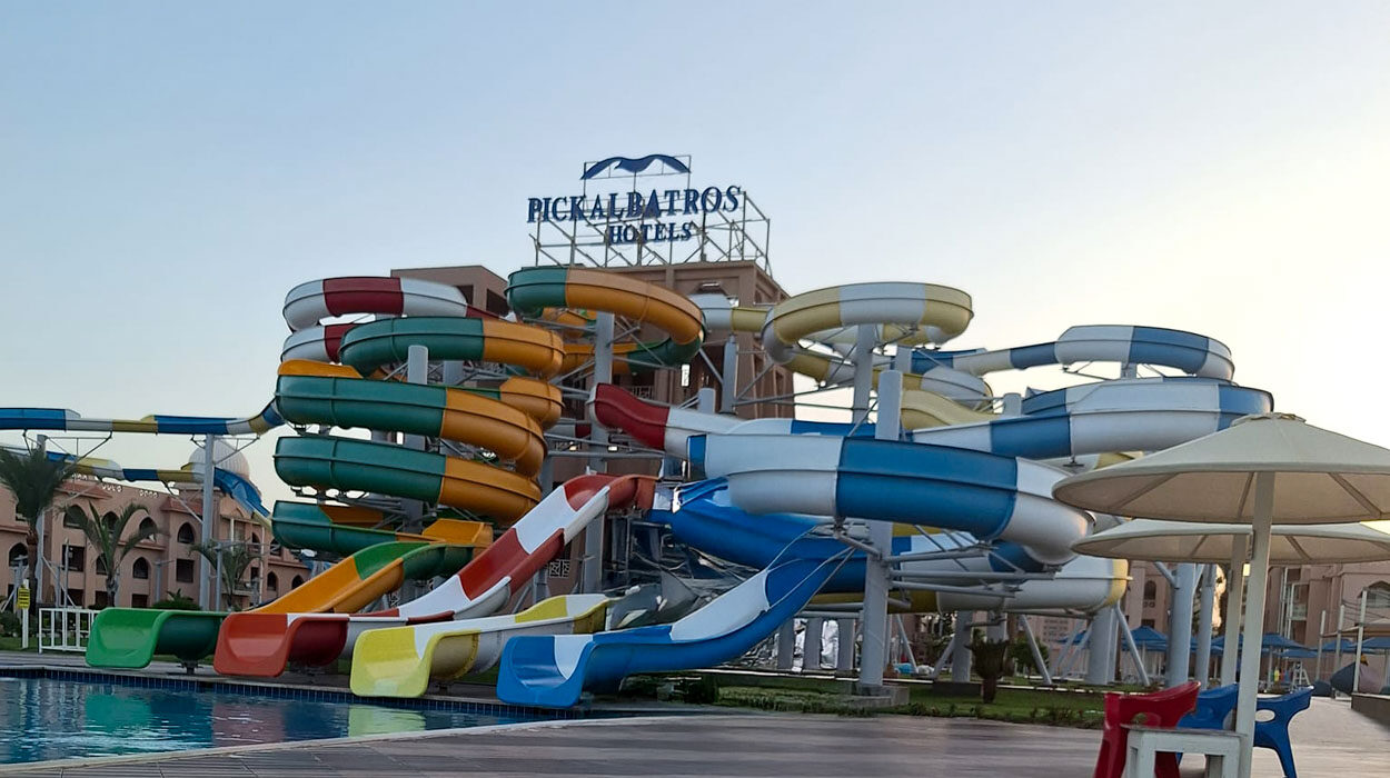 Resort u Hurgadi, bazen u resortu, plaža i more u Hurgadi, luksuzna soba u resortu, panorama resorta u Hurgadi, all-inclusive odmor u Hurgadi, porodični odmor u resortu, privatna plaža u resortu, restoran u resortu, zalazak sunca u Hurgadi, zabava i animacija u resortu, palmama okružen bazen