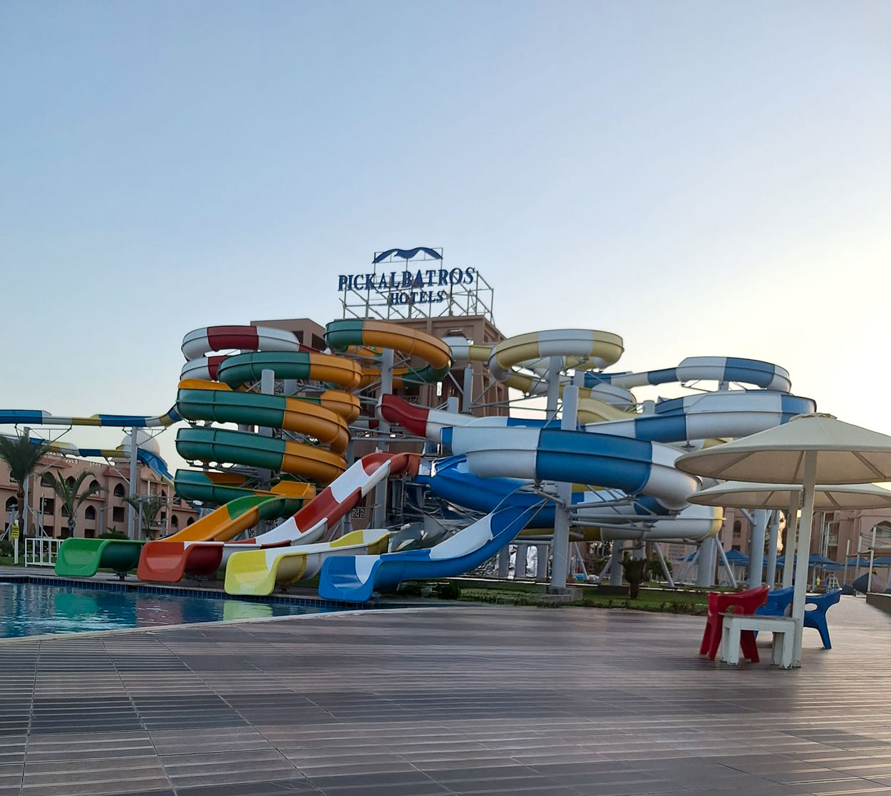 Resort u Hurgadi, bazen u resortu, plaža i more u Hurgadi, luksuzna soba u resortu, panorama resorta u Hurgadi, all-inclusive odmor u Hurgadi, porodični odmor u resortu, privatna plaža u resortu, restoran u resortu, zalazak sunca u Hurgadi, zabava i animacija u resortu, palmama okružen bazen