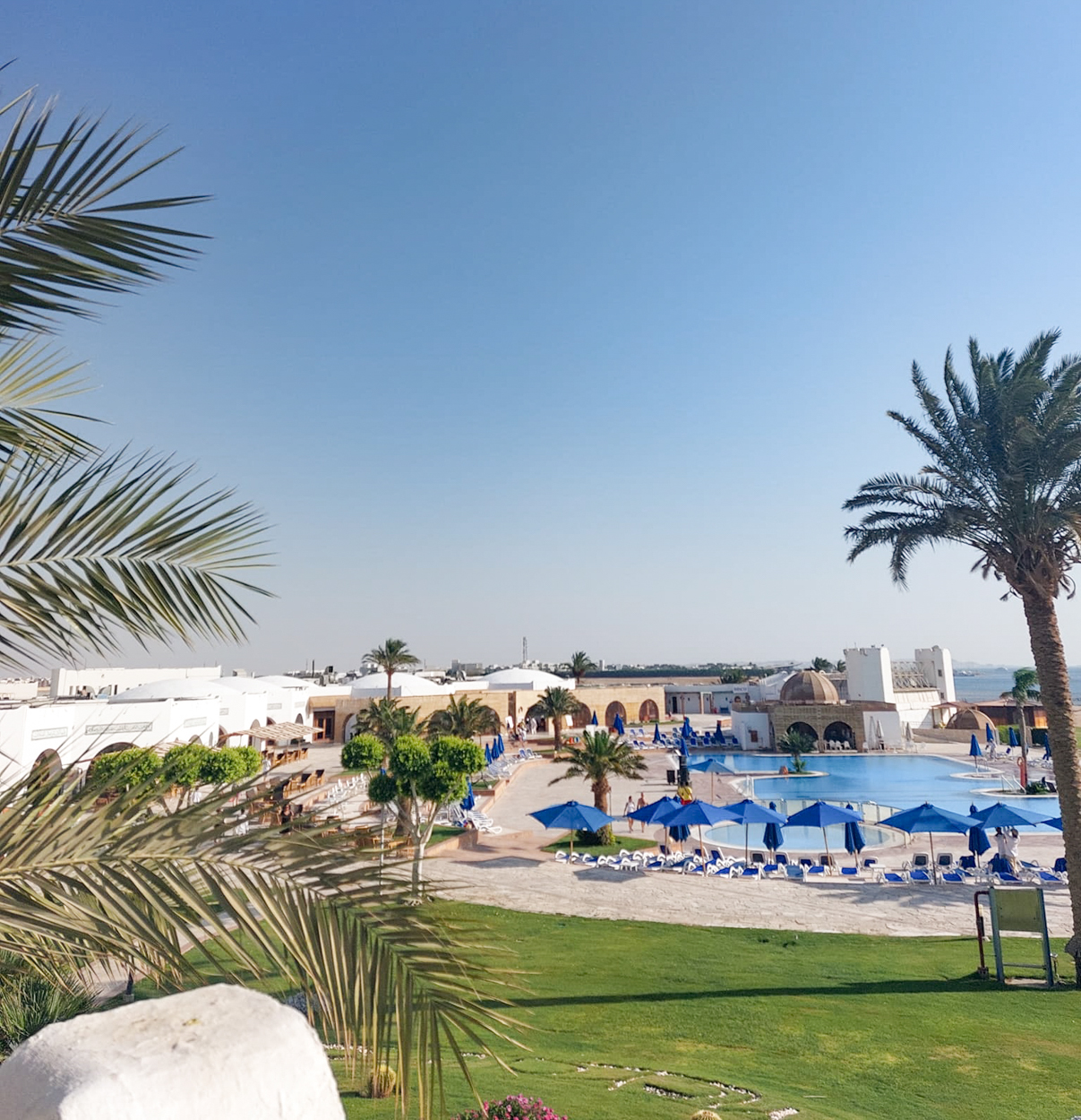 Resort u Hurgadi, bazen u resortu, plaža i more u Hurgadi, luksuzna soba u resortu, panorama resorta u Hurgadi, all-inclusive odmor u Hurgadi, porodični odmor u resortu, privatna plaža u resortu, restoran u resortu, zalazak sunca u Hurgadi, zabava i animacija u resortu, palmama okružen bazen