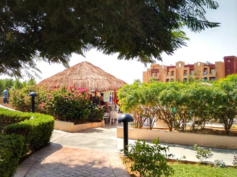 Resort u Hurgadi, bazen u resortu, plaža i more u Hurgadi, luksuzna soba u resortu, panorama resorta u Hurgadi, all-inclusive odmor u Hurgadi, porodični odmor u resortu, privatna plaža u resortu, restoran u resortu, zalazak sunca u Hurgadi, zabava i animacija u resortu, palmama okružen bazen