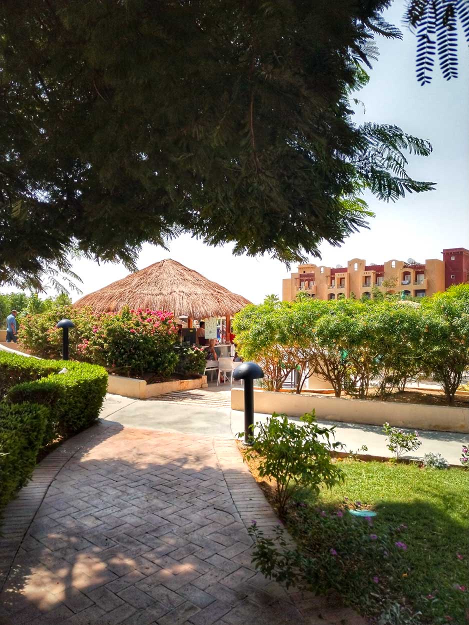 Resort u Hurgadi, bazen u resortu, plaža i more u Hurgadi, luksuzna soba u resortu, panorama resorta u Hurgadi, all-inclusive odmor u Hurgadi, porodični odmor u resortu, privatna plaža u resortu, restoran u resortu, zalazak sunca u Hurgadi, zabava i animacija u resortu, palmama okružen bazen