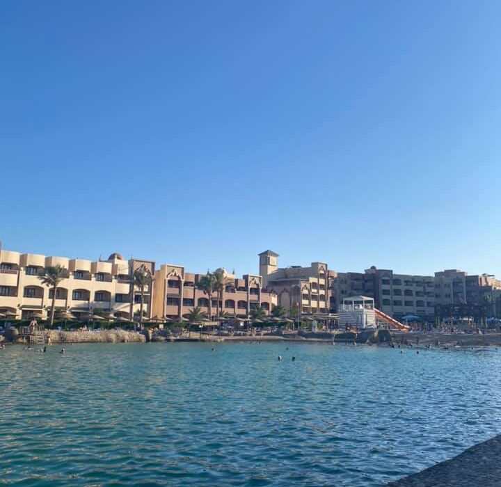 Resort u Hurgadi, bazen u resortu, plaža i more u Hurgadi, luksuzna soba u resortu, panorama resorta u Hurgadi, all-inclusive odmor u Hurgadi, porodični odmor u resortu, privatna plaža u resortu, restoran u resortu, zalazak sunca u Hurgadi, zabava i animacija u resortu, palmama okružen bazen