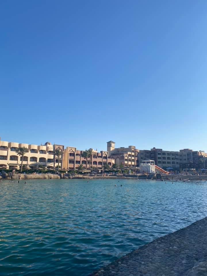 Resort u Hurgadi, bazen u resortu, plaža i more u Hurgadi, luksuzna soba u resortu, panorama resorta u Hurgadi, all-inclusive odmor u Hurgadi, porodični odmor u resortu, privatna plaža u resortu, restoran u resortu, zalazak sunca u Hurgadi, zabava i animacija u resortu, palmama okružen bazen