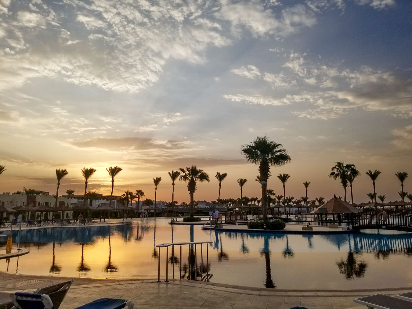 Resort u Hurgadi, bazen u resortu, plaža i more u Hurgadi, luksuzna soba u resortu, panorama resorta u Hurgadi, all-inclusive odmor u Hurgadi, porodični odmor u resortu, privatna plaža u resortu, restoran u resortu, zalazak sunca u Hurgadi, zabava i animacija u resortu, palmama okružen bazen