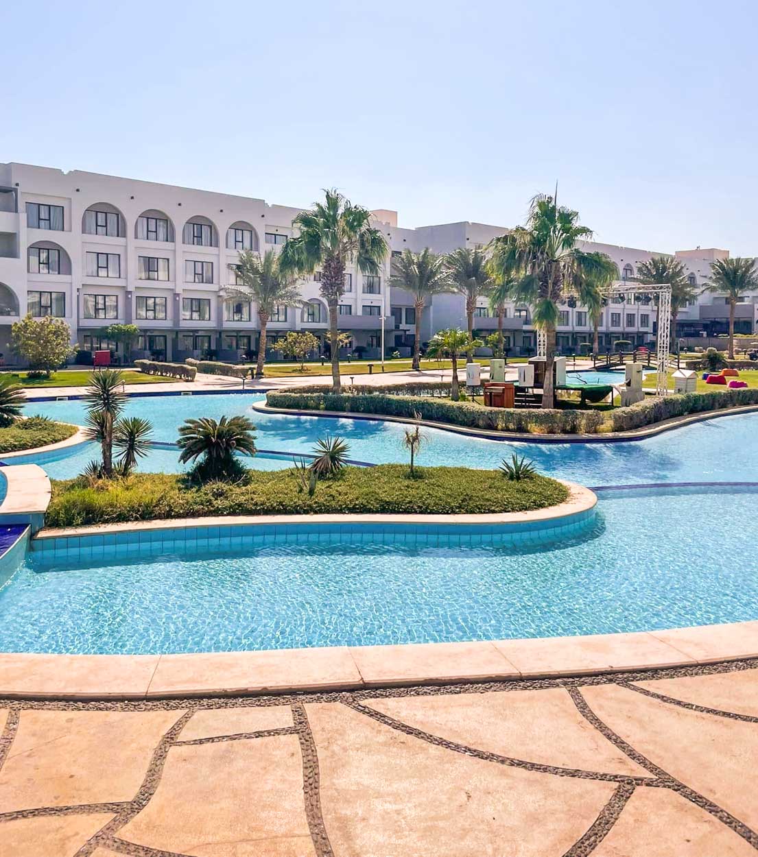 Resort u Hurgadi, bazen u resortu, plaža i more u Hurgadi, luksuzna soba u resortu, panorama resorta u Hurgadi, all-inclusive odmor u Hurgadi, porodični odmor u resortu, privatna plaža u resortu, restoran u resortu, zalazak sunca u Hurgadi, zabava i animacija u resortu, palmama okružen bazen