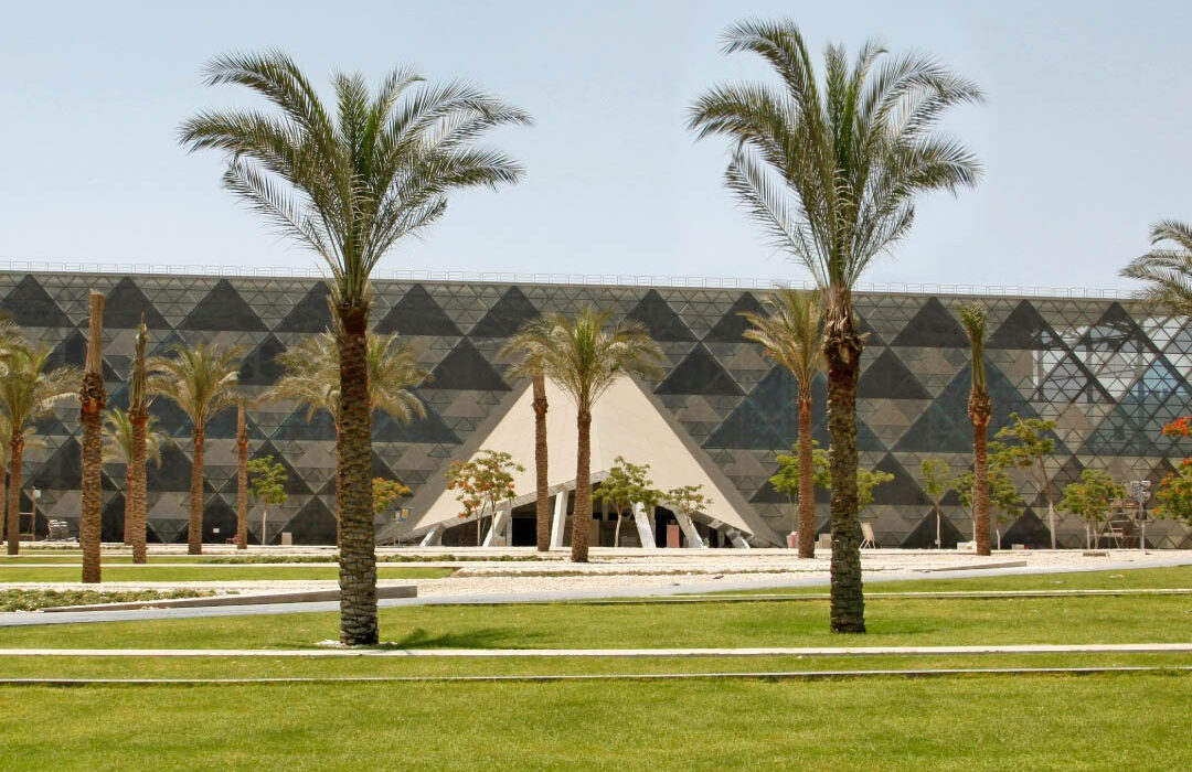 Veliki egipatski muzej u Gizi, Solarni brod kralja Khufua, Tutankamonova zlatna maska, Unutrašnjost Grand Egyptian Museum-a, Arhitektonska fasada GEM-a