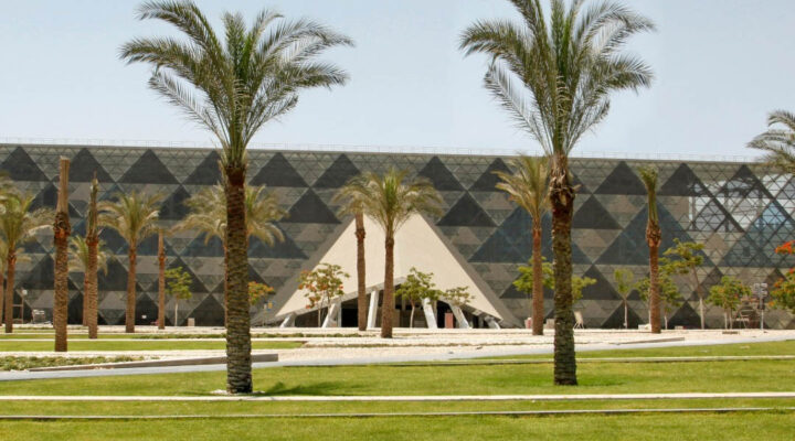 Veliki egipatski muzej u Gizi, Solarni brod kralja Khufua, Tutankamonova zlatna maska, Unutrašnjost Grand Egyptian Museum-a, Arhitektonska fasada GEM-a
